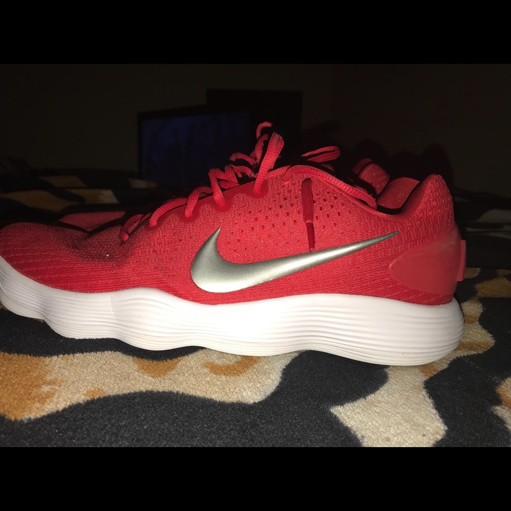 Red Nike hyperdunks - Picture 2 of 3